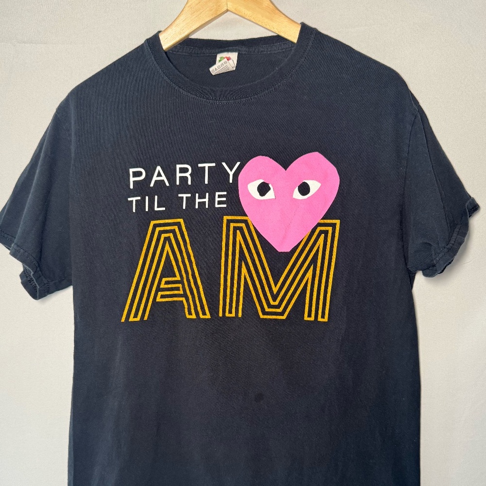 Party Til The AM Heart Eyes Graphic Tee – Black – Comme des Garçon